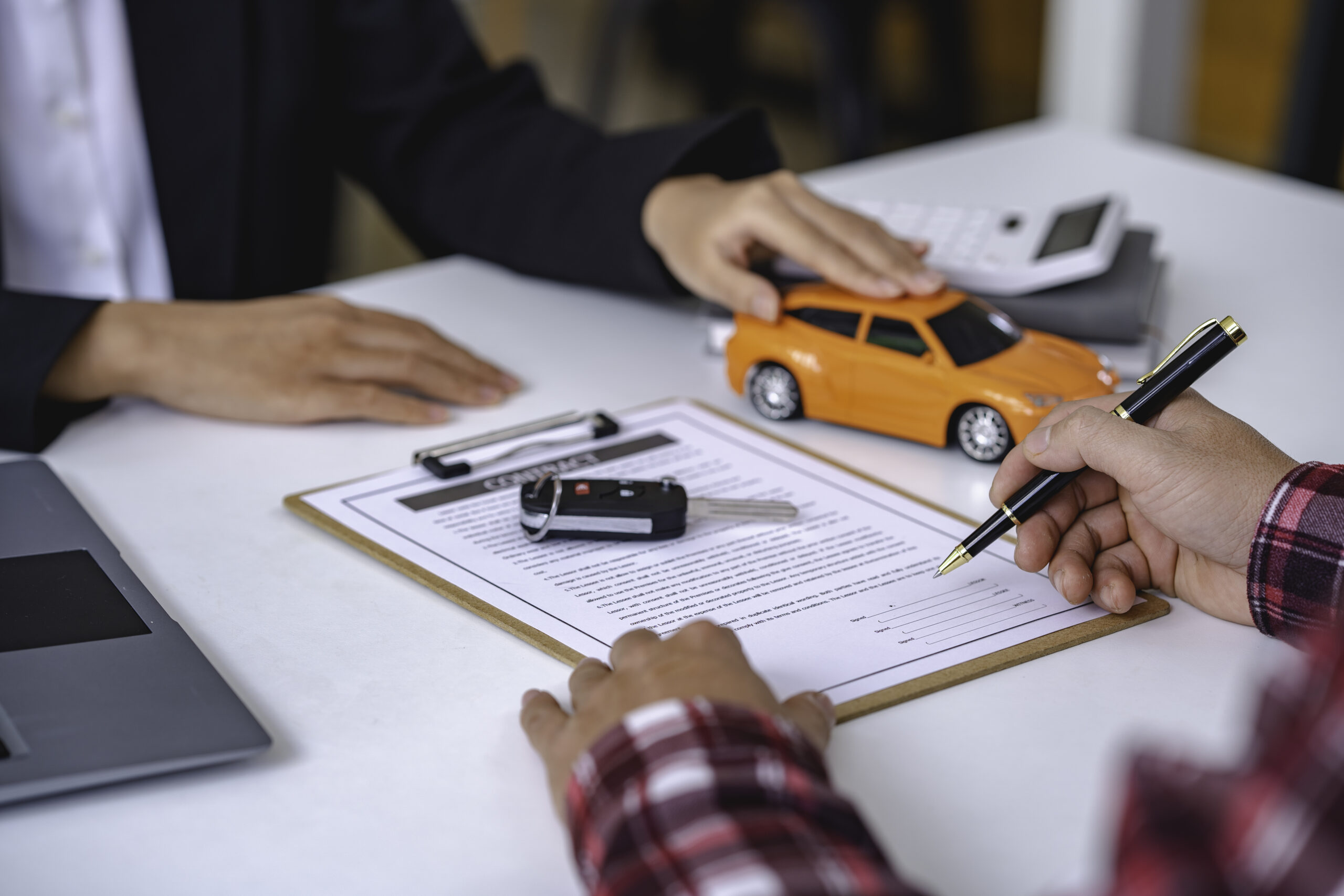 Insurance officers hand over the car keys after the tenant. have signed an auto insurance document or a lease or agreement document Buying or selling a new or used car with a car